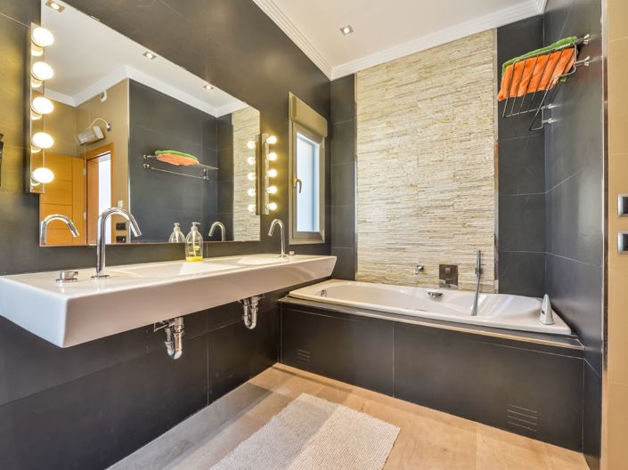 Image No.20-5 Bed Villa for sale