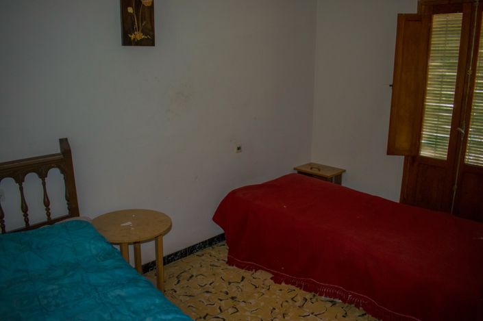 Image No.12-9 Bed Townhouse for sale