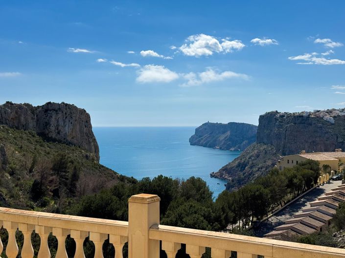 Image No.1-4 Bed Villa for sale