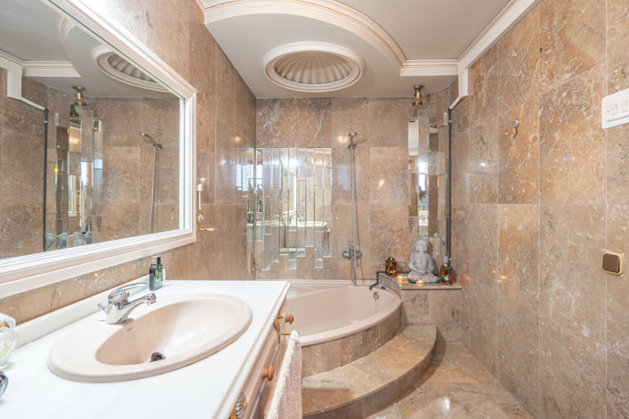 Image No.12-4 Bed Townhouse for sale