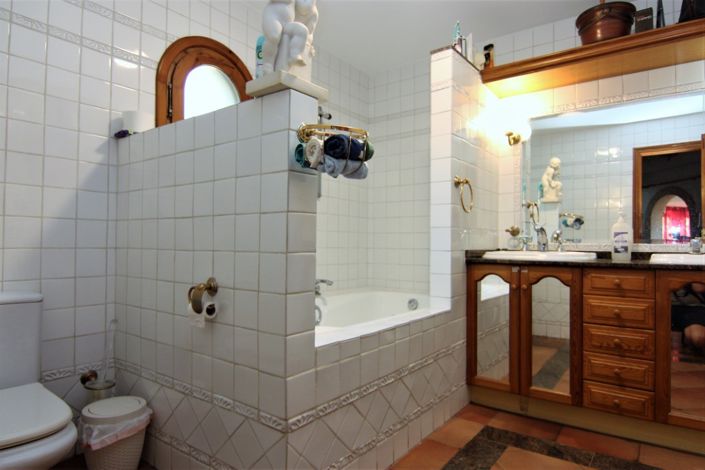 Image No.13-8 Bed Villa for sale