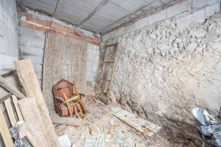 Image No.13-1 Bed Land for sale