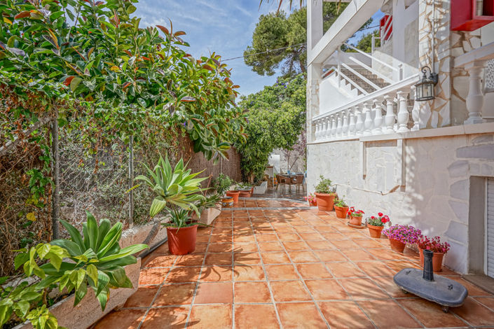 Image No.12-16 Bed Commercial for sale