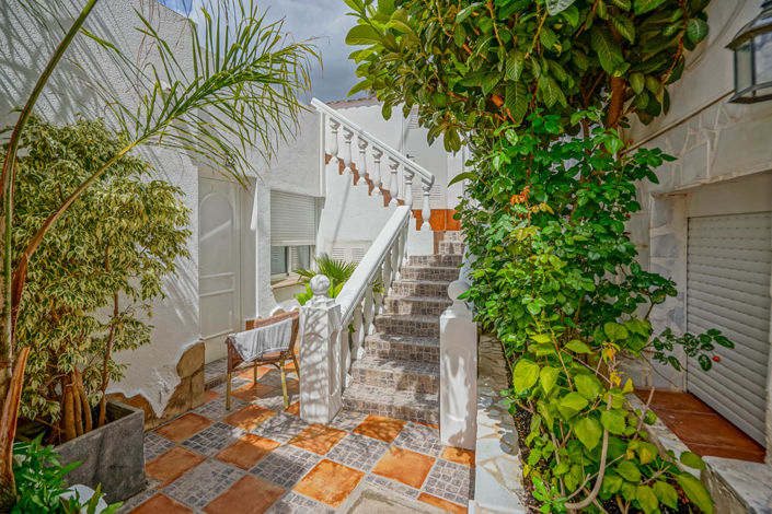 Image No.2-16 Bed Commercial for sale