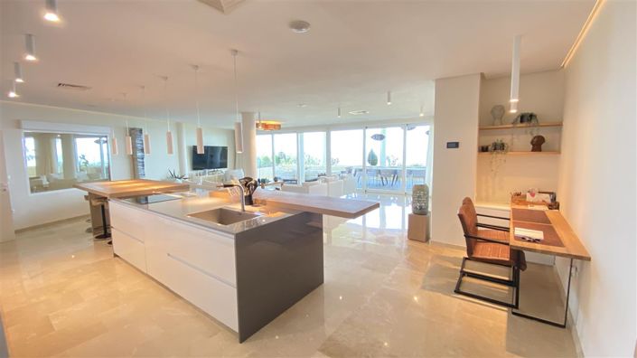 Image No.20-6 Bed Apartment for sale