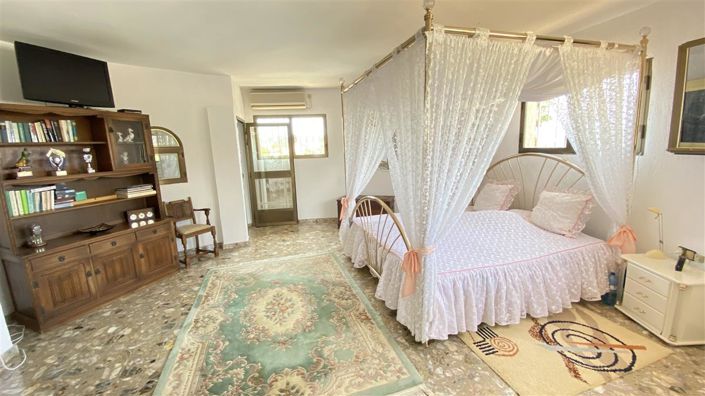 Image No.15-18 Bed Villa for sale