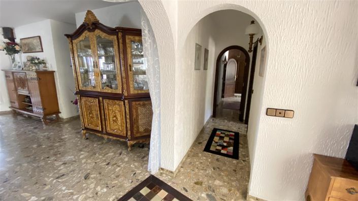 Image No.25-18 Bed Villa for sale