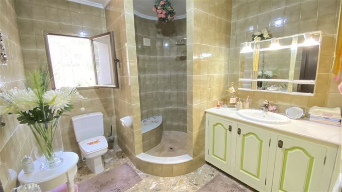 Image No.27-18 Bed Villa for sale