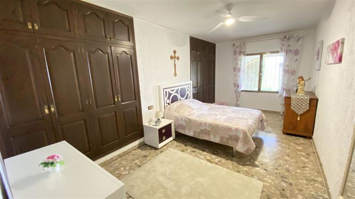 Image No.28-18 Bed Villa for sale