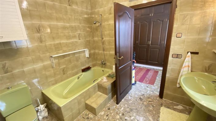 Image No.31-18 Bed Villa for sale