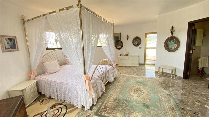 Image No.8-18 Bed Villa for sale