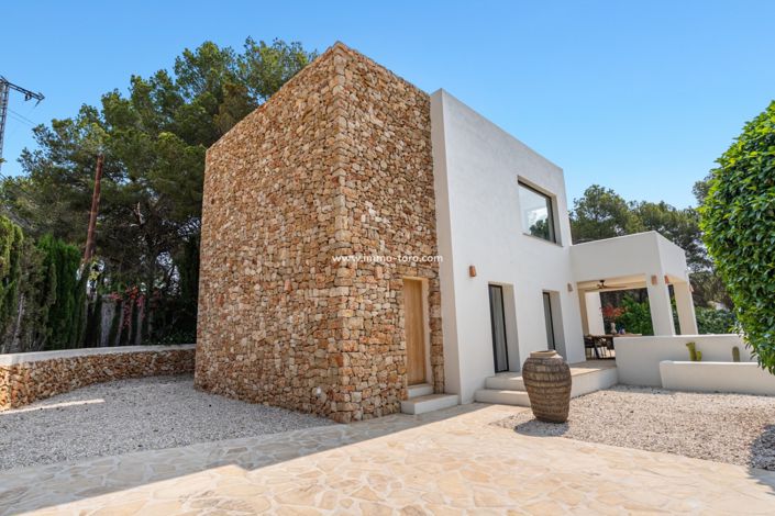 Image No.1-4 Bed Villa for sale