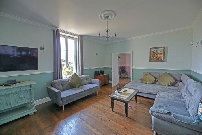 Image No.8-5 Bed House for sale