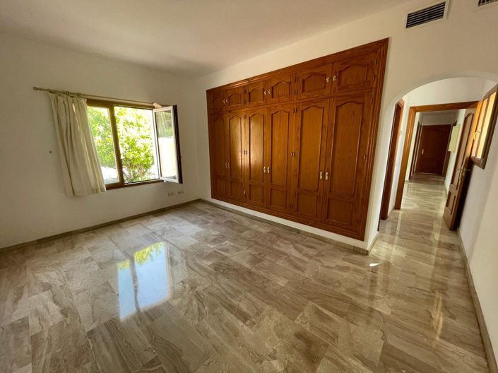 Image No.10-5 Bed Property for sale