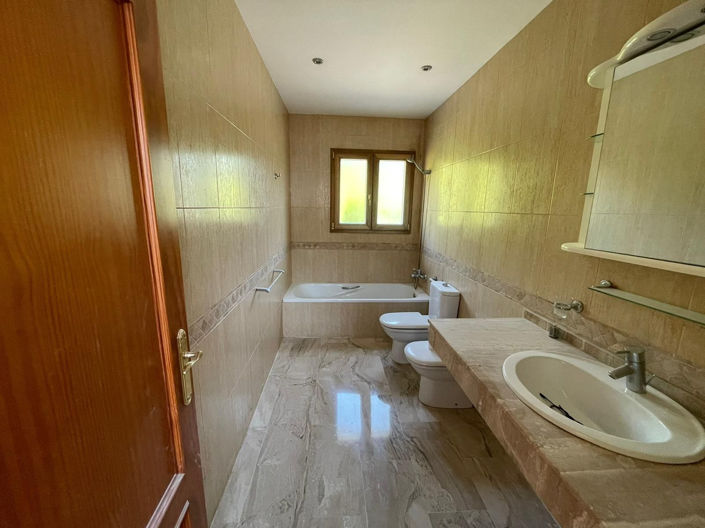 Image No.12-5 Bed Property for sale