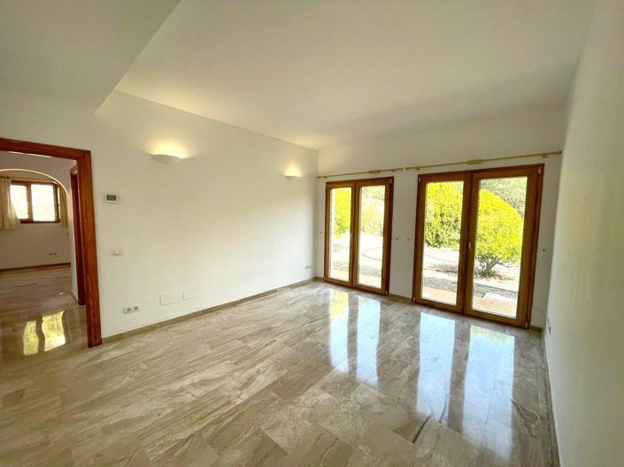 Image No.30-5 Bed Property for sale