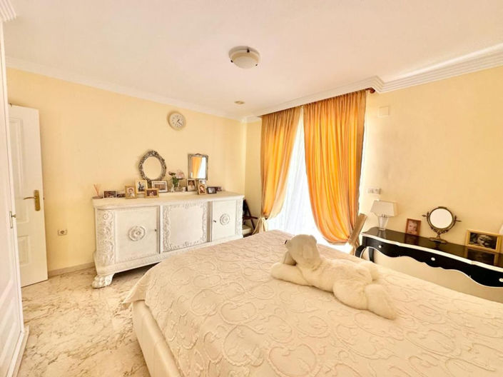 Image No.10-1 Bed Property for sale