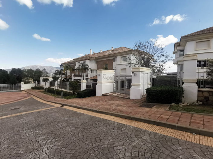 Image No.27-3 Bed Property for sale