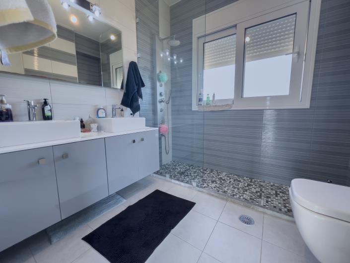 Image No.15-3 Bed House for sale