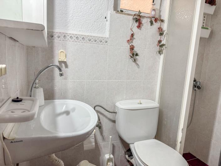 Image No.18-2 Bed House for sale