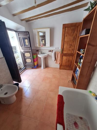 Image No.15-3 Bed Property for sale