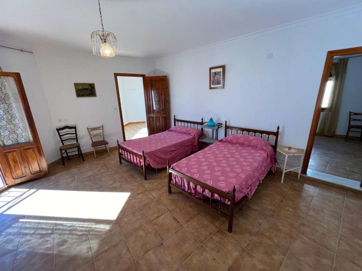 Image No.12-5 Bed Property for sale