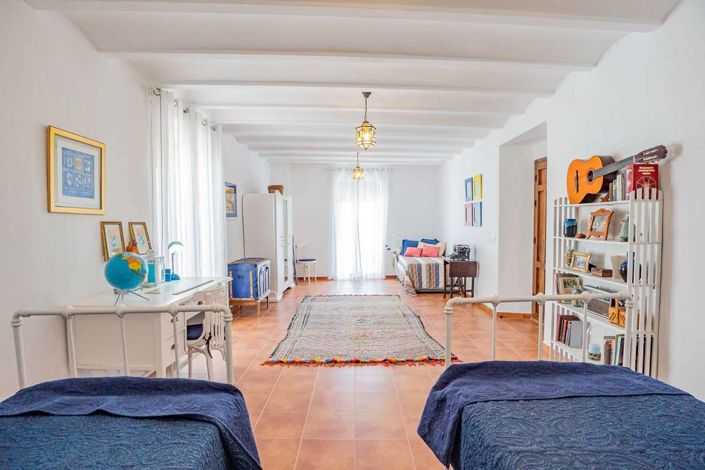 Image No.12-5 Bed Property for sale