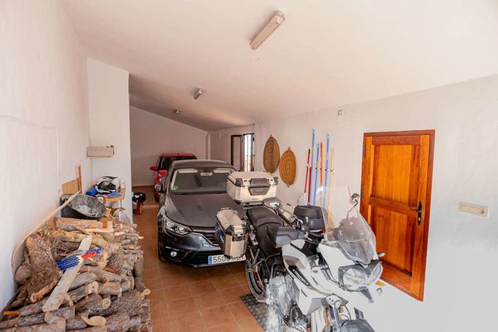 Image No.17-5 Bed Property for sale