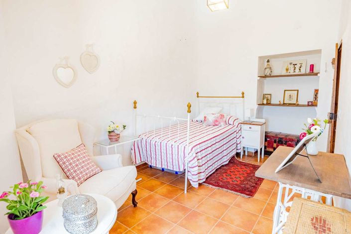 Image No.9-5 Bed Property for sale