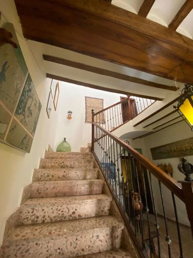 Image No.10-8 Bed Property for sale