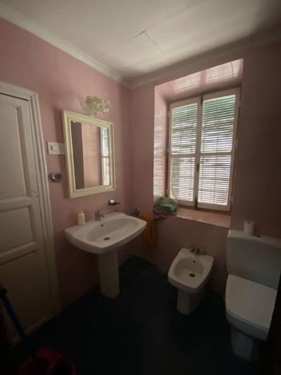 Image No.32-8 Bed Property for sale