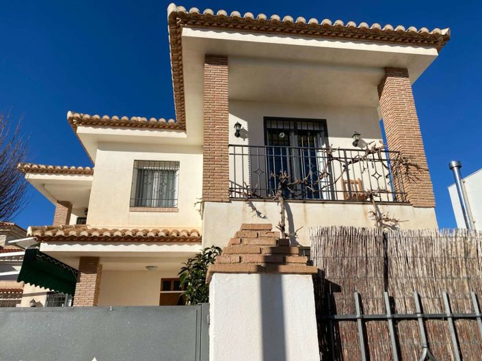 Image No.1-4 Bed Property for sale