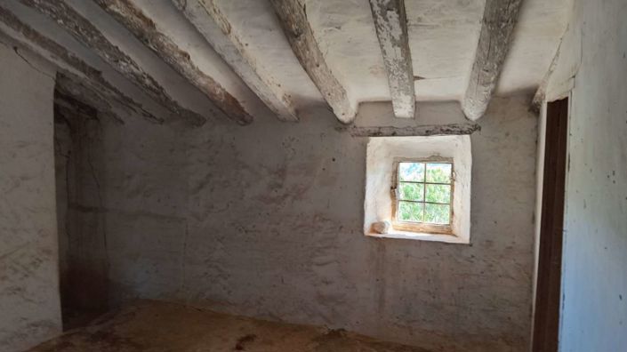 Image No.10-1 Bed Property for sale