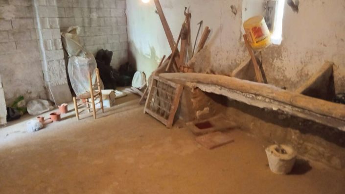 Image No.22-6 Bed Property for sale