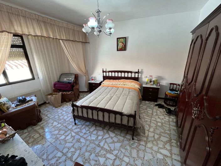 Image No.27-5 Bed Property for sale