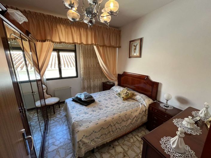 Image No.30-5 Bed Property for sale