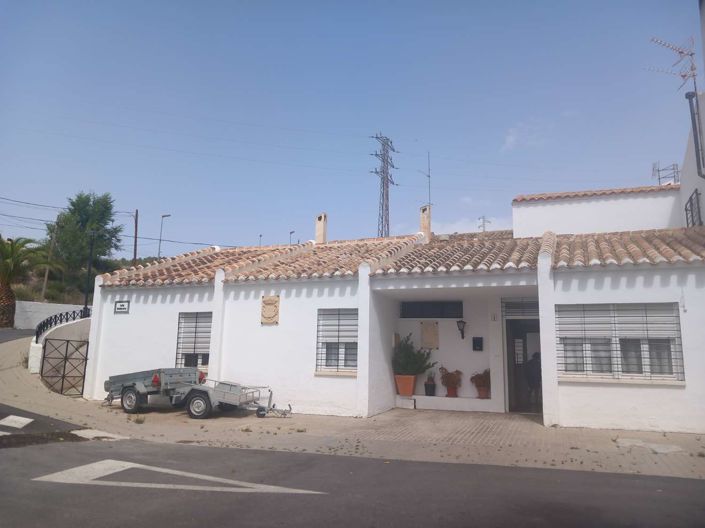 Image No.2-4 Bed Property for sale