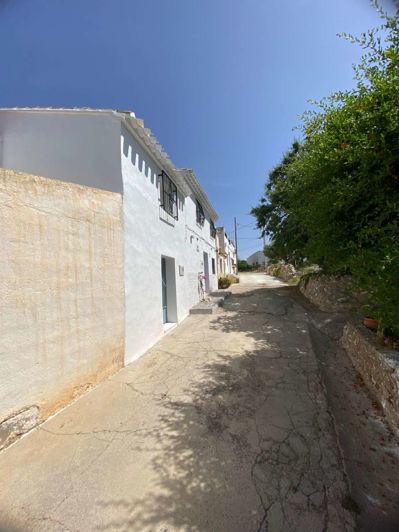 Image No.20-3 Bed Property for sale