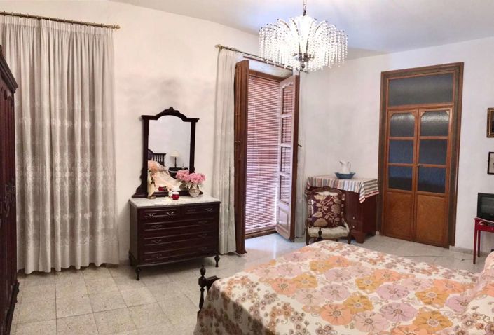 Image No.12-5 Bed Property for sale