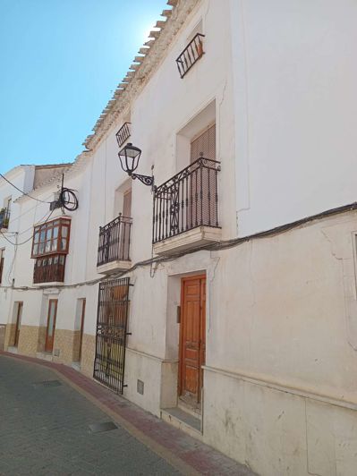 Image No.1-4 Bed Property for sale