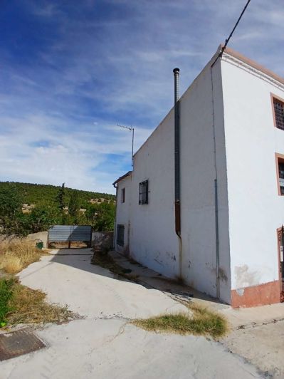 Image No.27-7 Bed Property for sale