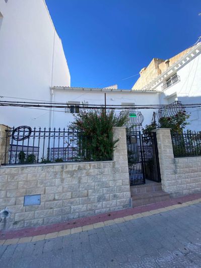 Image No.2-4 Bed Property for sale