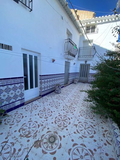 Image No.30-4 Bed Property for sale