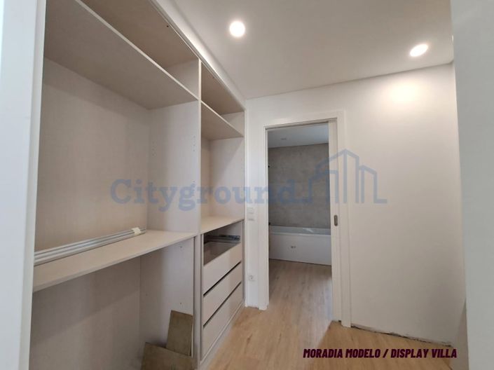 Image No.8-4 Bed House for sale