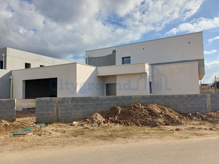 Image No.2-4 Bed House for sale