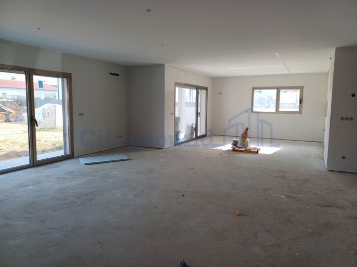 Image No.8-4 Bed House for sale