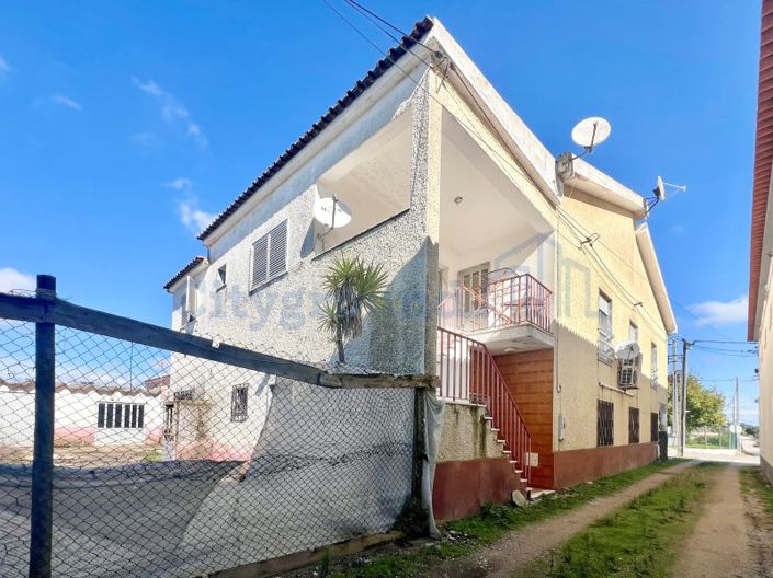 Image No.11-14 Bed Farmhouse for sale