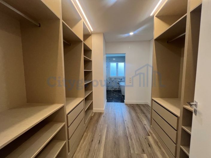 Image No.24-4 Bed House for sale