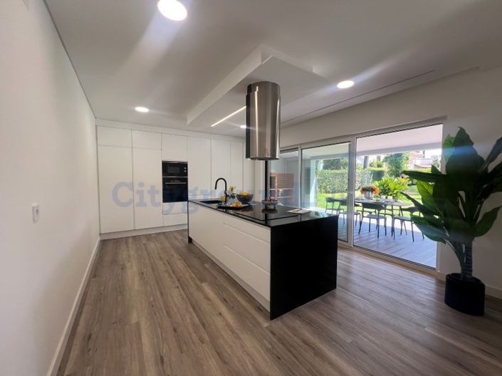 Image No.3-4 Bed House for sale