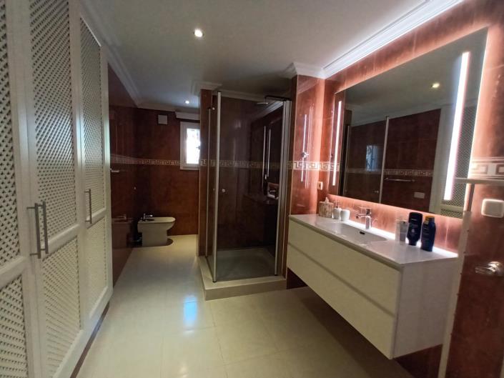 Image No.32-8 Bed House/Villa for sale